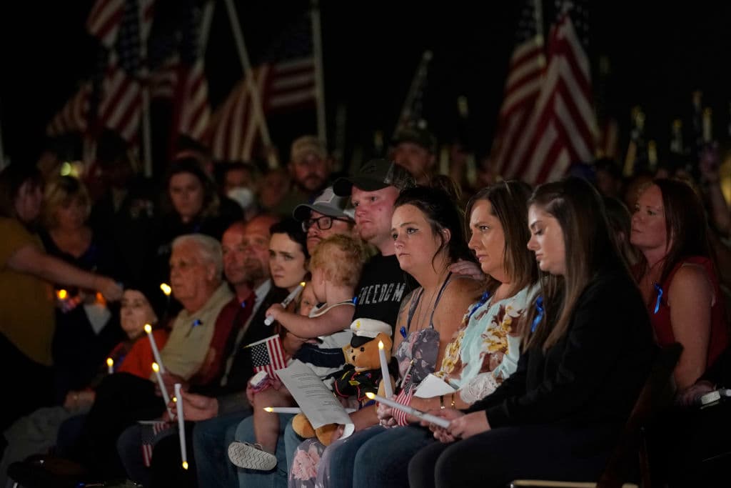 El domingo tuvo lugar
<a href="http://uni.vi/5zj3102USO6" target="_blank">el "traslado digno" de los 13 soldados caídos</a> , al que asistieron el presidente Joe Biden y la primera dama Jill, y también se celebraron los homenajes y memoriales en sus respectivas ciudades. En la imagen, el del sargento Taylor Hoover en el recinto del capitolio de Utah.