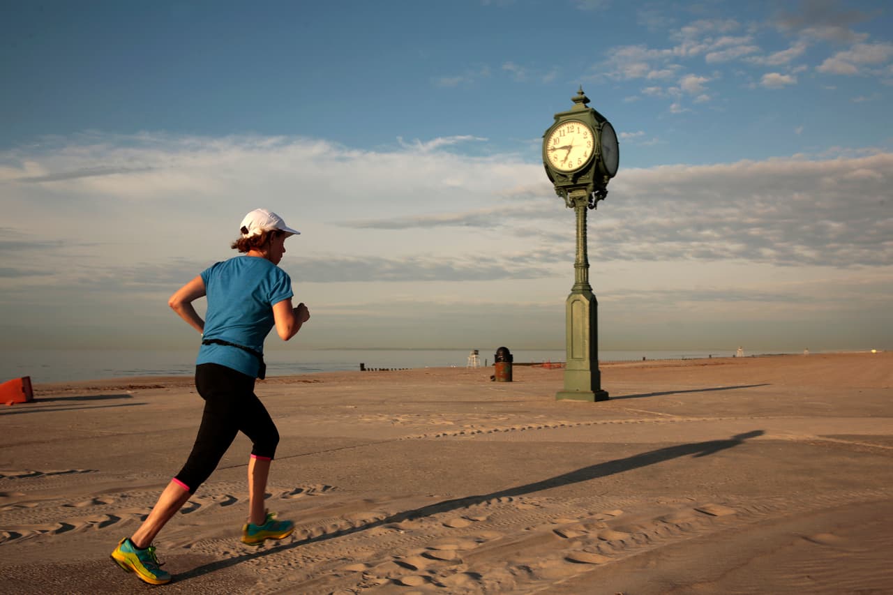 <b>Jacob Riis Park.</b> A tres millas de Rockaway Beach, en el Área Recreativa Nacional Gateway, se encuentra esta playa conocida como "La playa del pueblo" por su acceso al transporte público. Puedes llegar tomando el tren A hasta Broad Channel y cogiendo un autobús local, o en ferry.