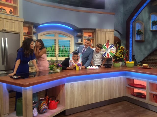 El actor y cantante Carlos Rivera fue el primero en probar suerte en la ruleta y el desafío de los pastelazos.
