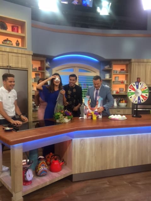 Ana Patricia se embarró tanto que hasta las pestañas postizas estaban llenas de merengue.