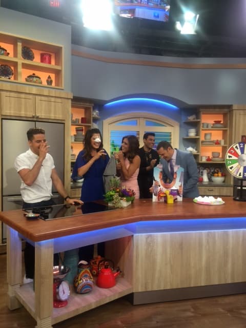 Ana Patricia no corrió con la misma suerte y nada la salvó de llenarse la cara de merengue.