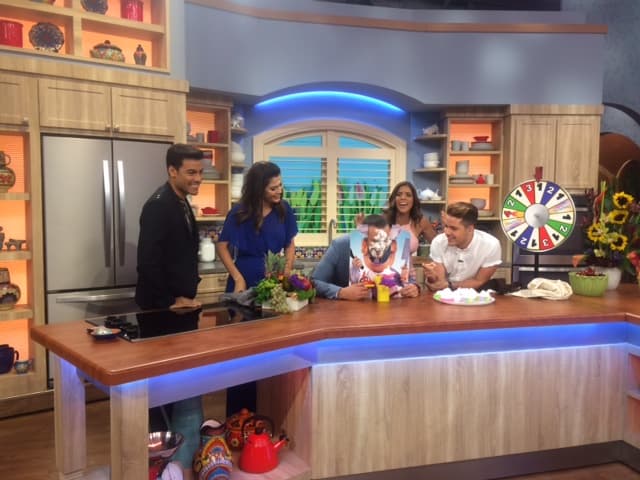 Alan rogaba por no recibir un pastelazo, pero quedó con la cara toda embadurnada.