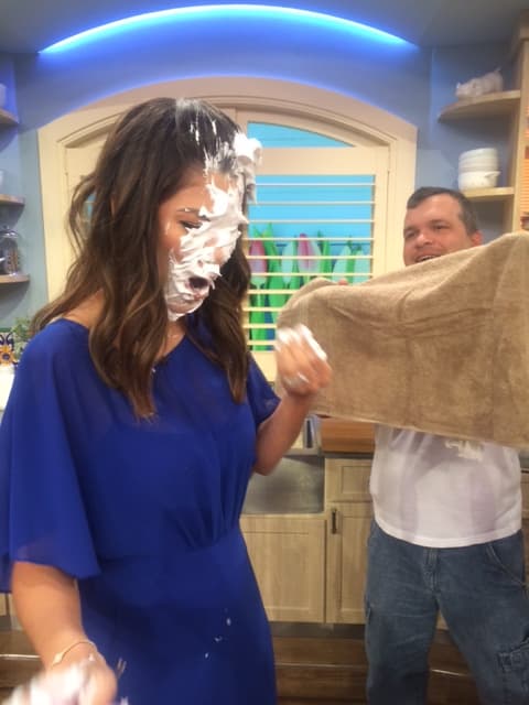 Ana Patricia no podía creer que tuviera merengue dentro de la nariz y el cabello.