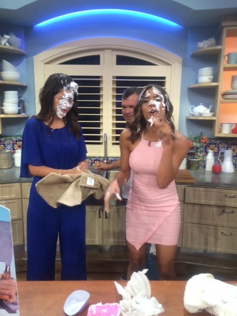 Necesitaba con urgencia quitar el merengue de sus ojos.