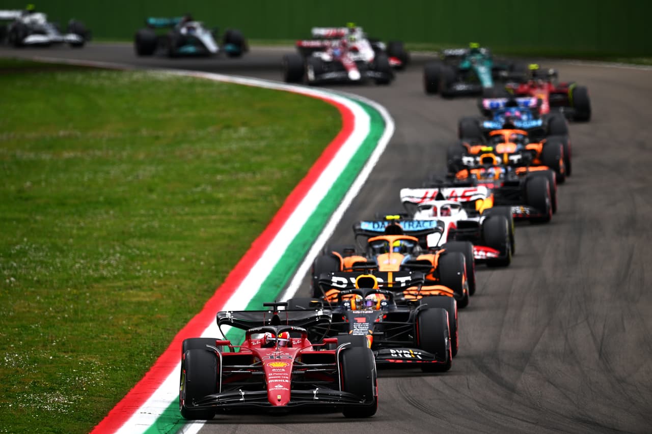 Momento de adrenalina y de tensión en la cual todos los vehículos de Fórmula 1 esperan reanudar la carrera.
<br>