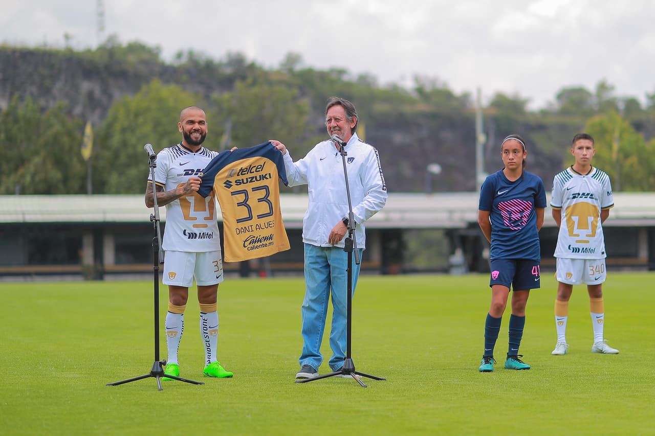 Así fue la presentación de Dani Alves ante la afición de Pumas en Cantera; el brasileño eligió el número 33.
