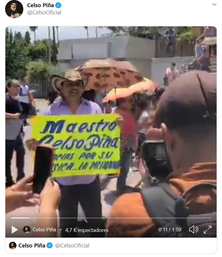 Previo a que llegaran los restos del músico a la iglesia, el cortejo fúnebre recorrió algunas de las calles que lo vieron crecer, en donde la gente le demostraba su eterno cariño.
<br>