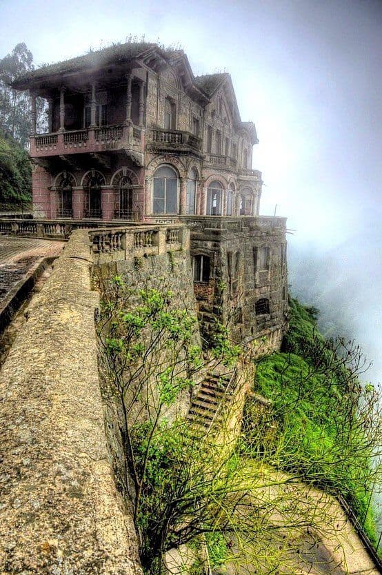 La casa victoriana fue construida en 1923 por el arquitecto Carlos Arturo Tapias. Con su bella arquitectura y posición envidiable junto al río y el Salto, se pretendía que fuese un símbolo de la opulencia y estilo del Colombia de inicios de siglo.