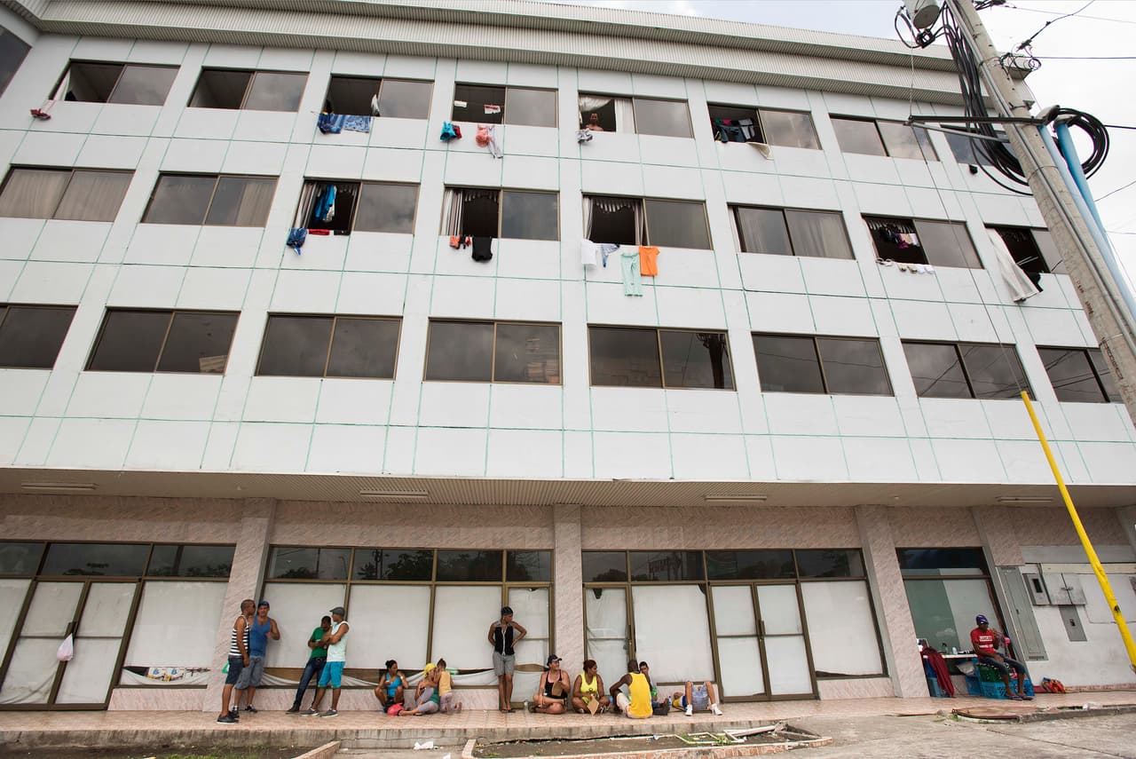 Quienes no pueden pagar los 835 dólares del pasaje siguen en Panamá.