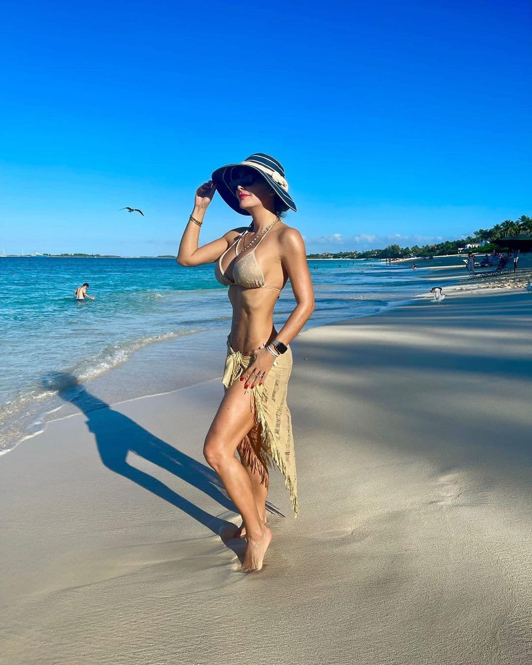 <a href="https://www.univision.com/radio/radio-nacional/ninel-conde-pide-a-giovanni-medina-que-la-deje-ver-a-su-hijo-y-que-esta-dispuesta-a-hacer-lo-que-sea-fotos" target="_blank">Ninel Conde inició el 2022</a> también en la playa, donde despidió el 2021