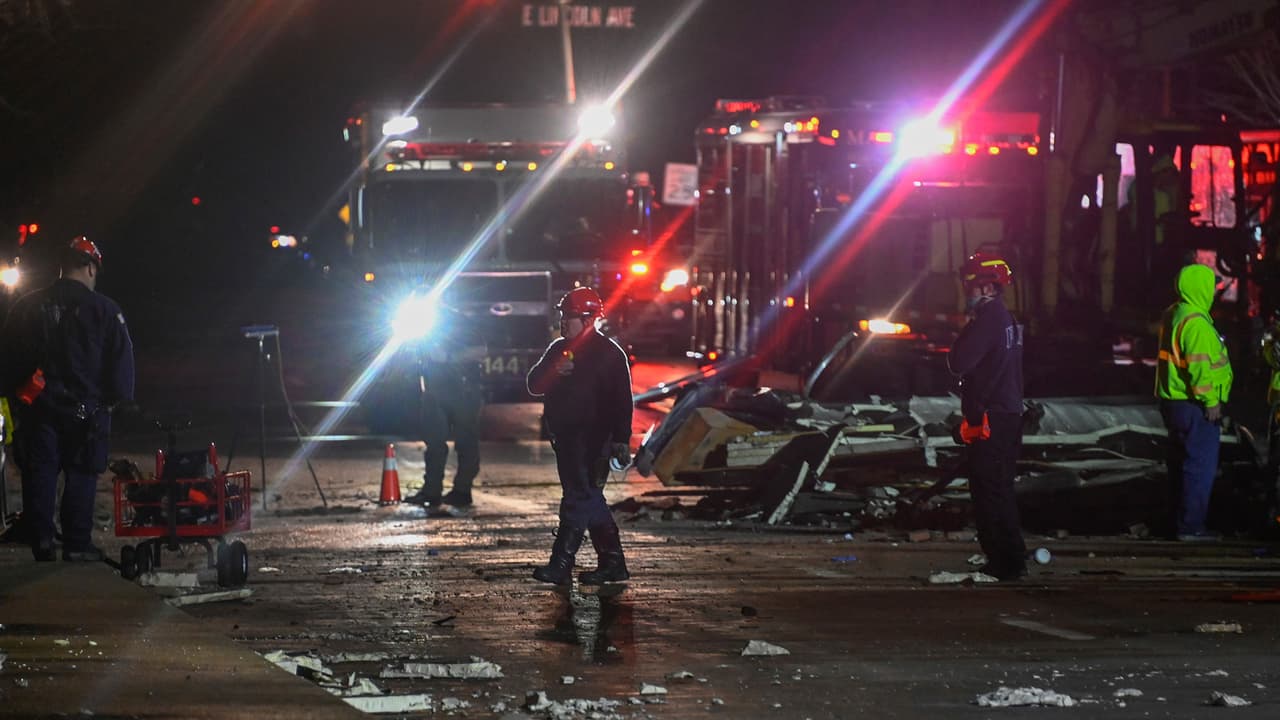 Por lo menos 260 personas asistían a un concierto en el inmueble cuando el techo colapsó por el tiempo severo. Autoridades reportan por lo menos una persona muerta y 28 heridos.
<br>