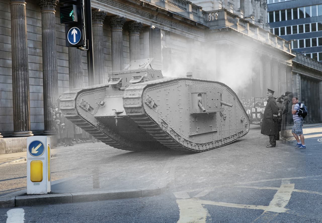 <b>Londres, Inglaterra (1917-2014).</b> El montaje combina la foto de un tanque MKIV de fabricación británica expuesto al público en una calle de Londres con una escena cotidiana del mismo lugar un siglo después. Al finalizar la guerra en 1918 el mapa de Europa cambió, varias naciones se independizaron y otras fueron creadas. 
<br>