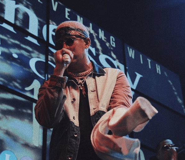 A principios de septiembre de 2017, Bad Bunny se vio envuelto en un incidentente que ocurrió durante una de sus presentaciones en el recinto de eventos Espacio Broadway, ubicado en Chile.