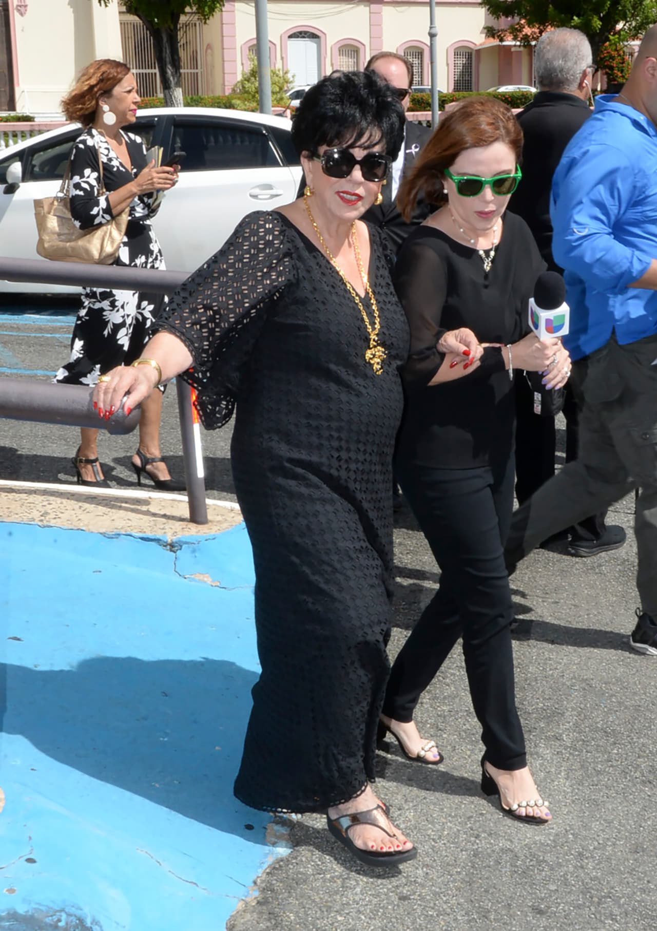 Tampoco faltó la diseñadora Carlota Alfaro, creadora de múltiples capas de Walter Mercado, quien confiaba en el buen gusto de la exquisita modista.