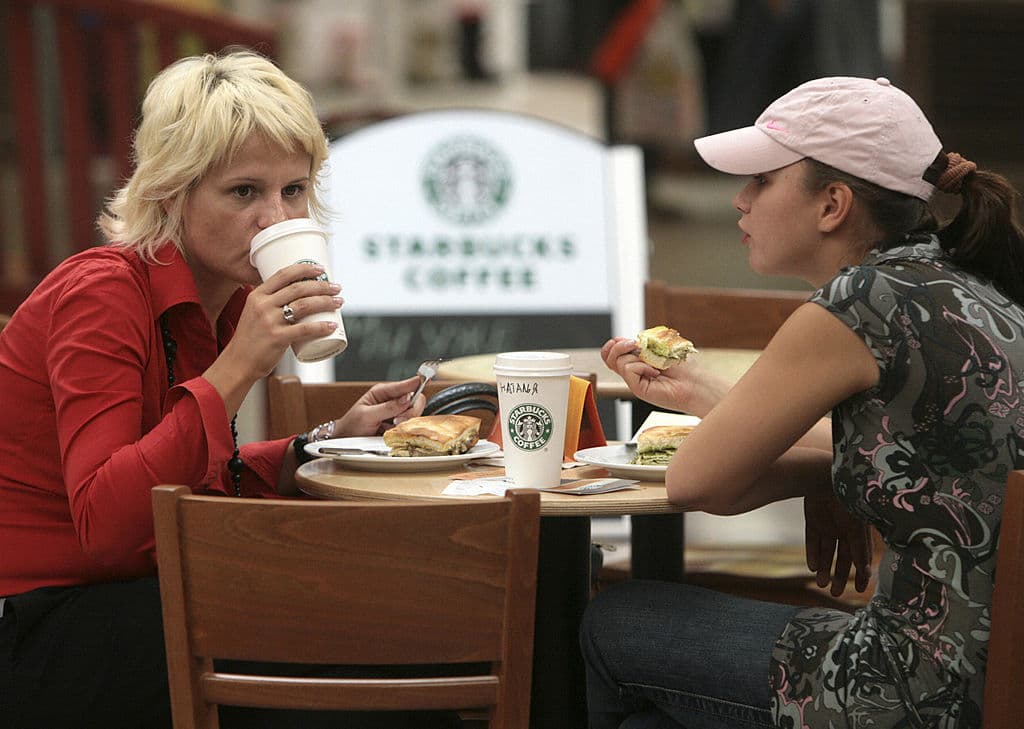 La cadena de cafeterías Starbucks cerrará
<b>130 locales en todo el país</b>, que aportan menos de un 1% de sus ingresos anuales, según un comunicado de la compañía.
