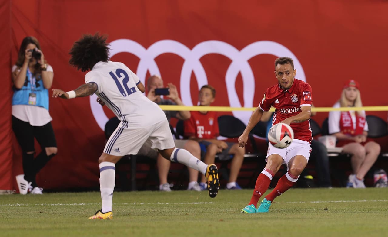 En el trayecto de estos futbolistas aparecen los dos máximos equipos de fútbol de España. "Rafa" jugó en el Barcelona entre 2003 y 2010, mientras que "Chicharito" militó en el Real Madrid hasta el 2015. Esto implica que ambos han recibido algún modelo Audi, pues la firma alemana es patrocinadora de ambos clubes.