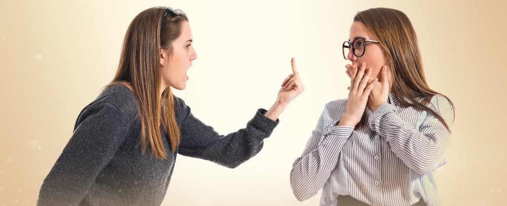 Si alguien te dice una mala palabra, o un insulto, con el propósito de ofender o provocar generalmente te molestas y sus palabras te causan malestar.