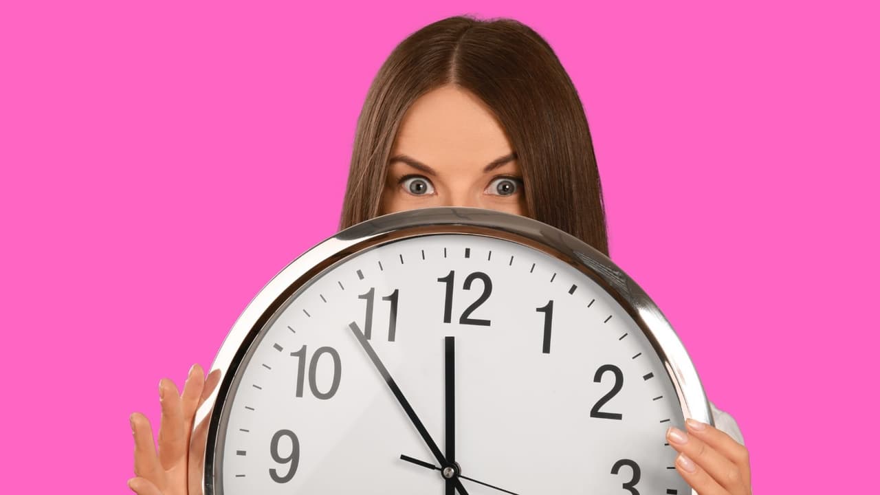 El ajuste horario se realizará a las 2 am de la madrugada del domingo, lo que significa que tendrás una hora más de sueño ese día.
<br>