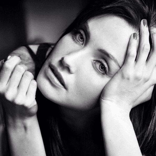 Mientras que con un tono oscuro la hace ver muy atractiva.