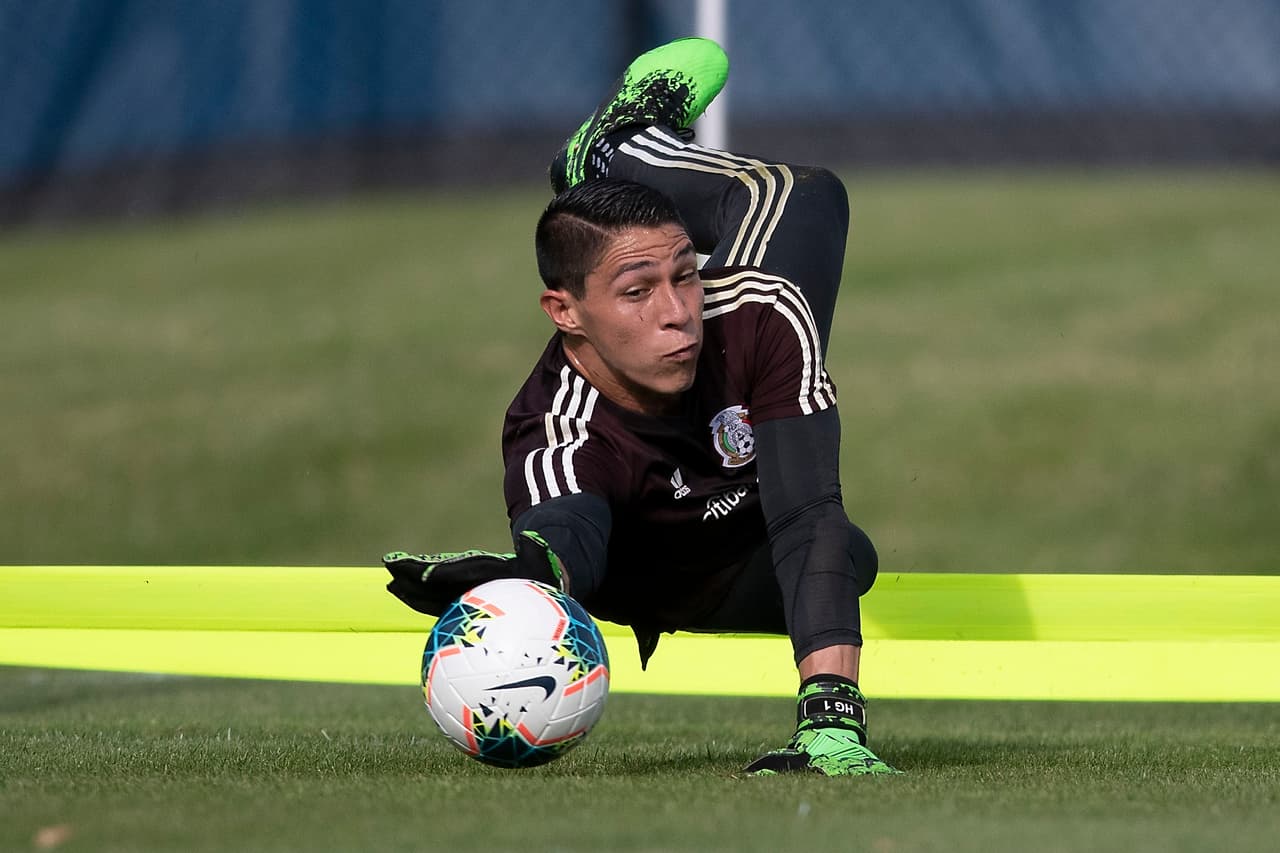 Integrantes y cuerpo técnico de la Selección Mexicana de fútbol no perdieron el tiempo y luego de su llegada a la ciudad de Chicago, se pusieron a entrenar en las instalaciones de la Universidad de Illinois. El entrenador Gerardo 'Tata' Martino dirigió la práctica para iniciar con la preparación en ruta al importante duelo por la Final de la Copa Oro ante Estados Unidos.