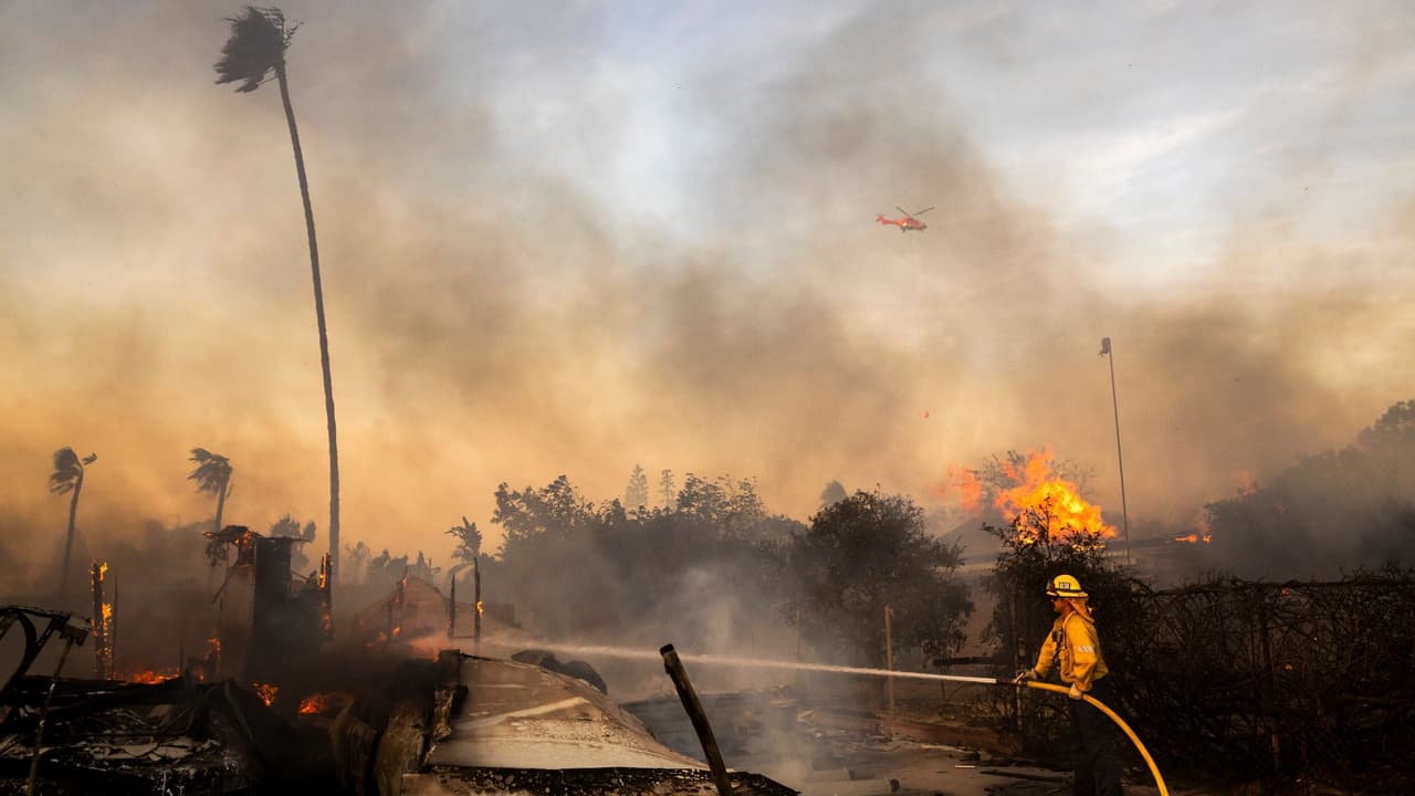 Incendio Mountain: Entre llamas y devastación bomberos logran rescate de 136 personas 