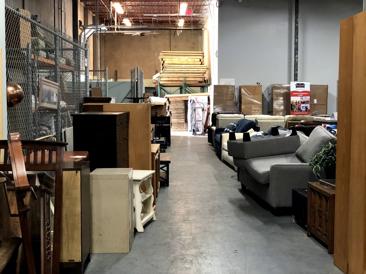 Además de muebles, también tienen artículos decorativos, los cuales han sido donados previamente por la comunidad y la iniciativa privada.