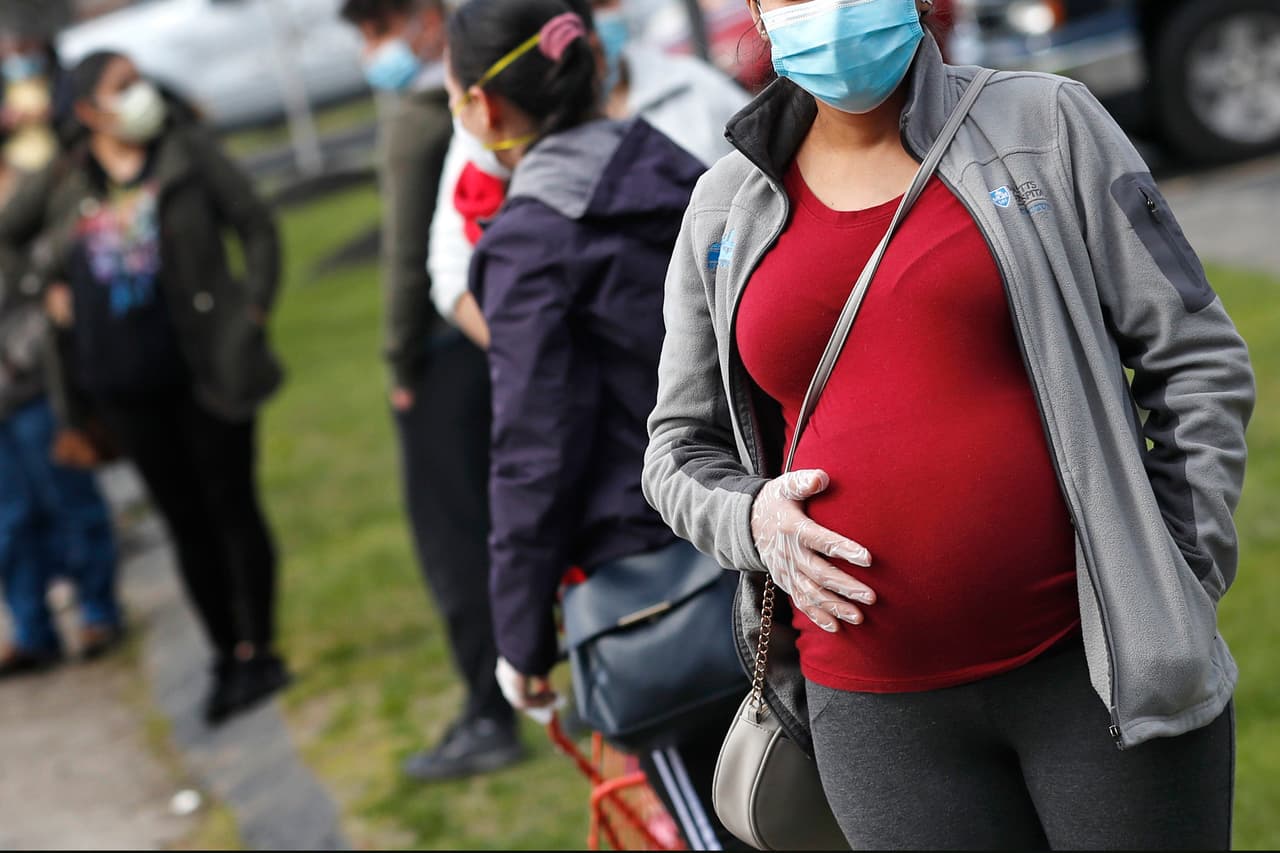 CDC urge a embarazadas a vacunarse: futuras madres hispanas reaccionan