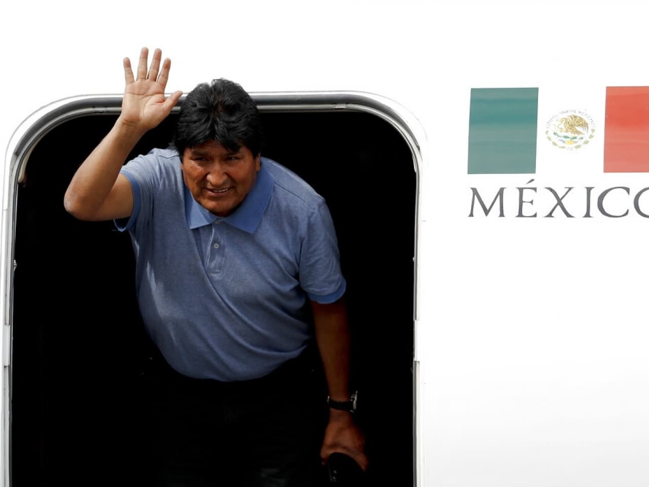 Morales 
<b><a href="https://www.univision.com/noticias/america-latina/tras-un-complicado-periplo-evo-morales-llega-a-mexico-como-asilado-politico" target="_blank">aterrizó en la Ciudad de México</a></b> este martes cerca de las 11:15 de la mañana (hora local) en un avión de la Fuerza Aérea Mexicana. Fue recibido por Ebrard. 
<br>