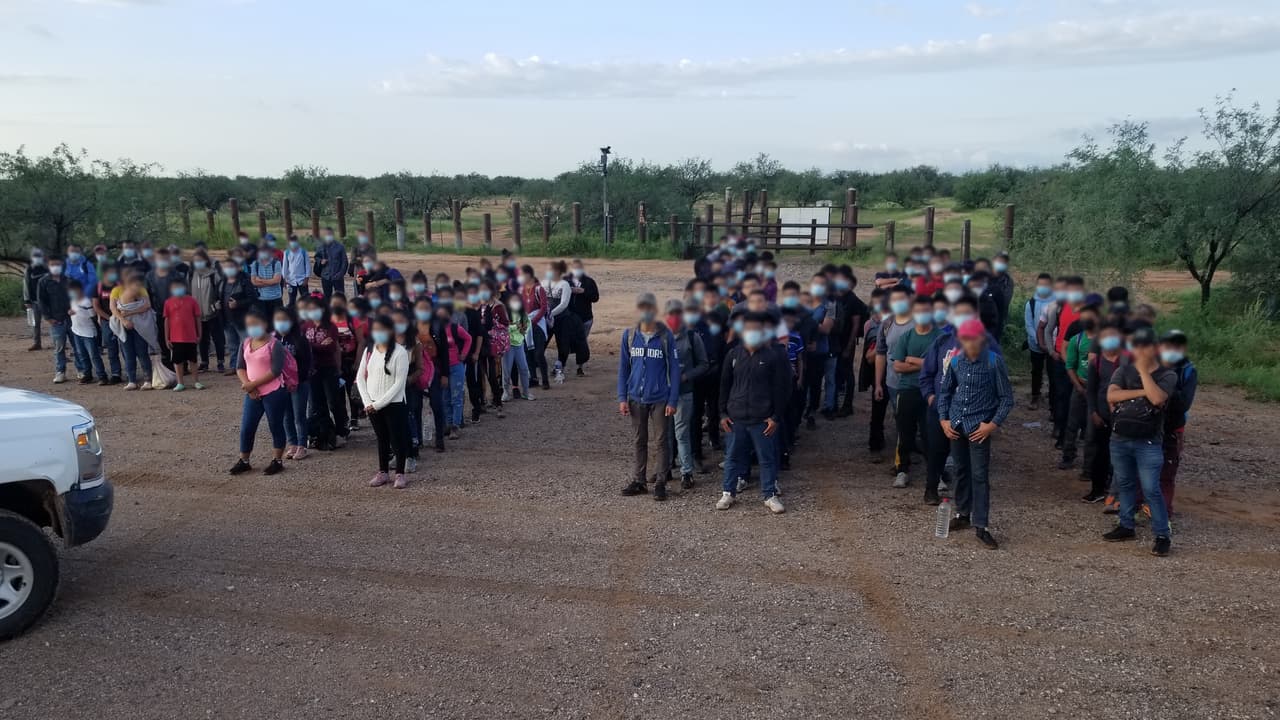 Un bebé en brazos y más de 80 niños solos forman parte del último grupo de inmigrantes que llega a Arizona