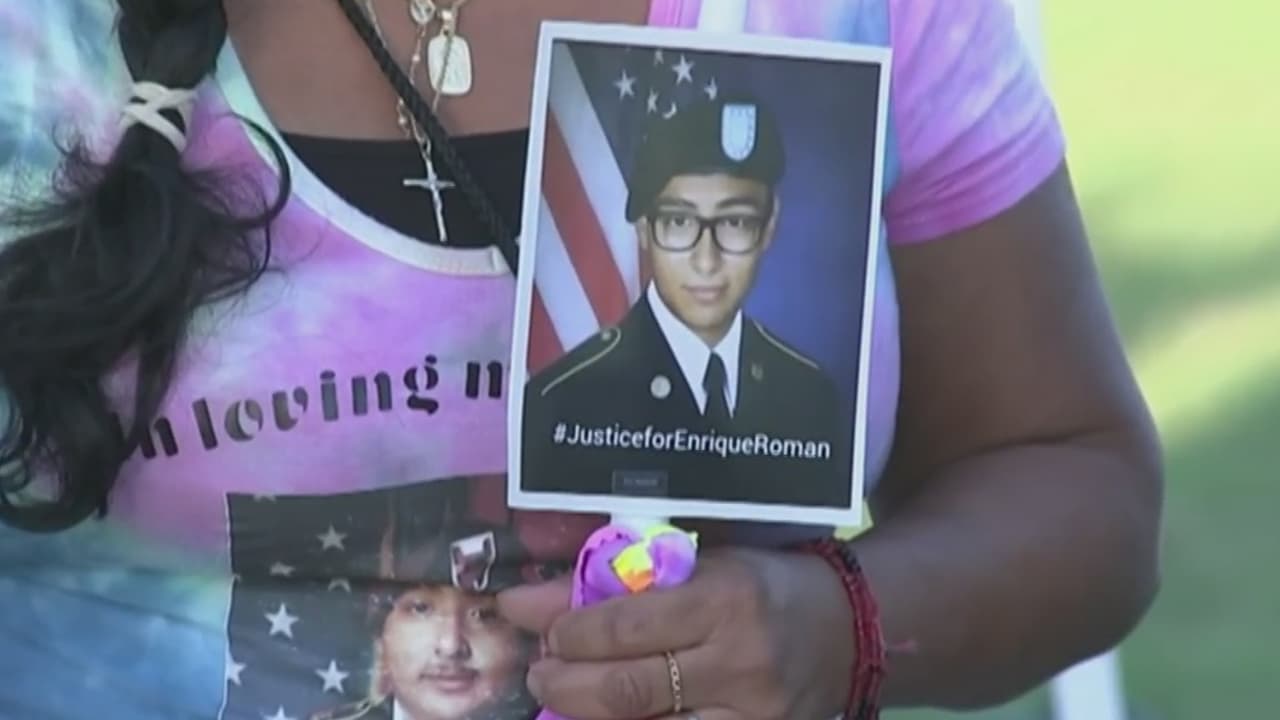 En emotiva vigilia, familiares y amigos piden justicia para el soldado hispano Enrique Román Martínez