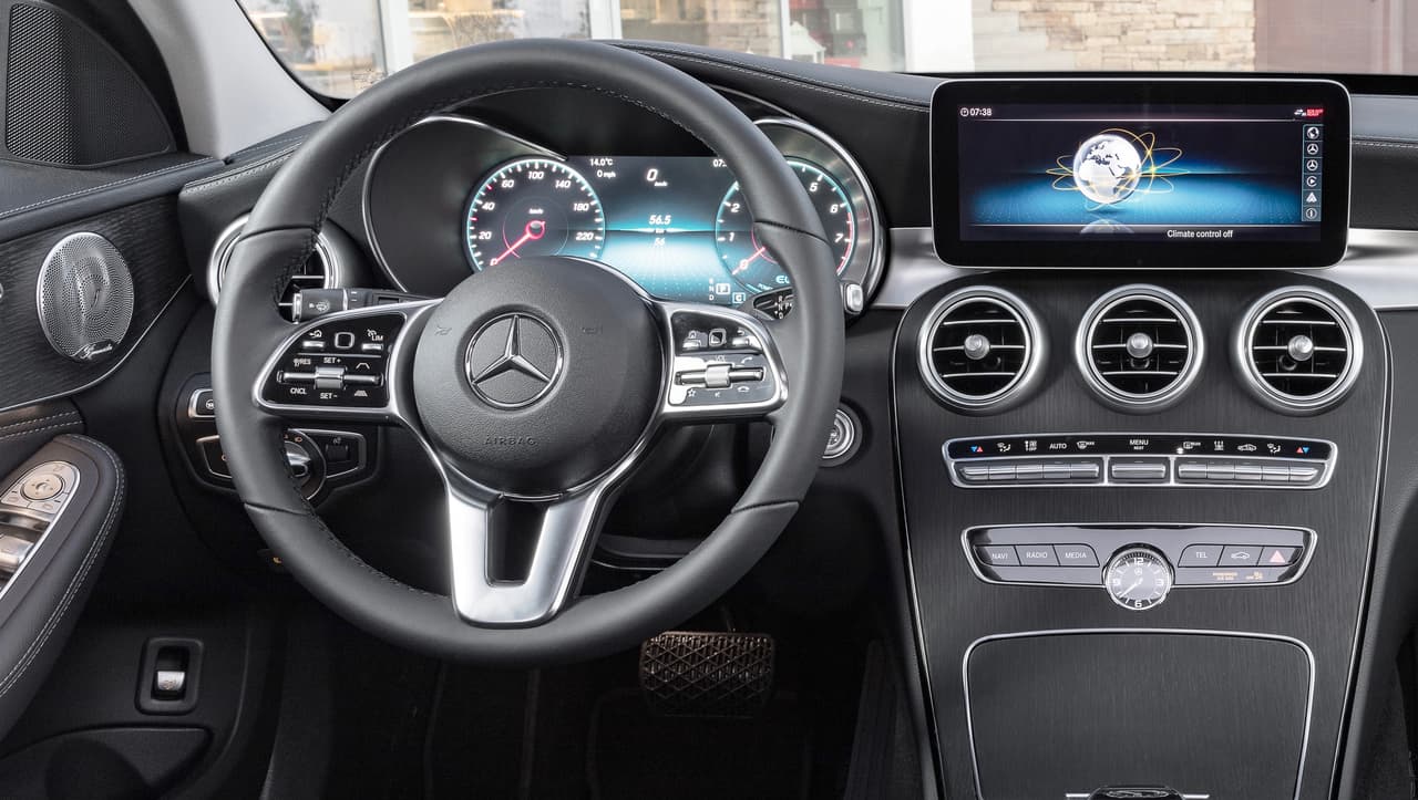 <h3 class="cms-h3-H3">2. Mercedes-Benz </h3>
<br>
<br>Mercedes-Benz alcanzó el segundo lugar del ranking de las marcas automotrices más valiosas de 2018 con una valoración de 
<b>25,680 millones de dólares</b>, lo que representa un aumento de 9 puntos porcentuales respecto a su valoración en 2017. La marca de la estrella de tres puntas pasa por primera vez a su archirival BMW desde que esta lista comenzó a publicarse en 2005. Nunca antes en la historia del ranking Mercedes-Benz había logrando clasificar más allá del tercer lugar. La subida de Mercedes-Benz en la lista se le atribuye al éxito mundial de su línea de autos medianosClase-E, así como a sus éxitos de ventas en los mercados emergentes de Brasil, China y Rusia, aprovechando el potencial de su enorme poder adquisitivo. 
<br>
<br>Mercedes-Benz ocupó el lugar número 46 entre las 100 marcas más valiosas de BrandZ para 2018.