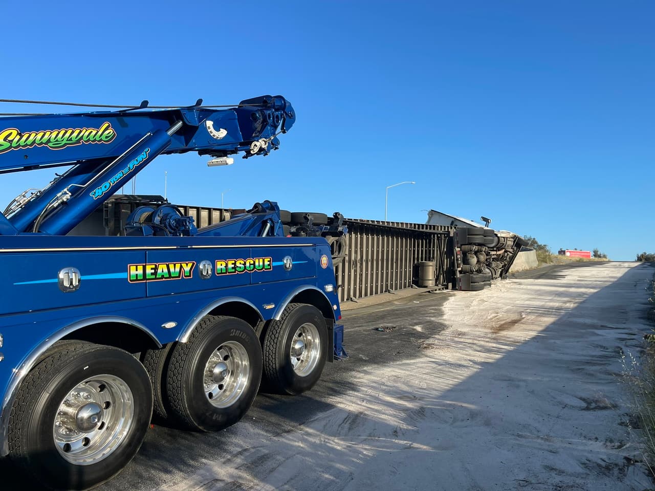 Un camión que portaba aproximadamente 40,000 libras de fresas volcó en la autopista 101 en dirección norte en el cruce con la autopista interestatal 880 la madrugada del miércoles. El incidente fue reportado a las 2:55 am a la Patrulla de Caminos de California.