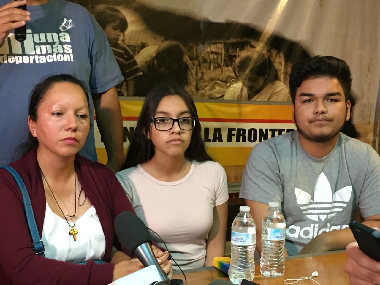 Guadalupe García acompañada de sus dos hijos horas después de ser deportada