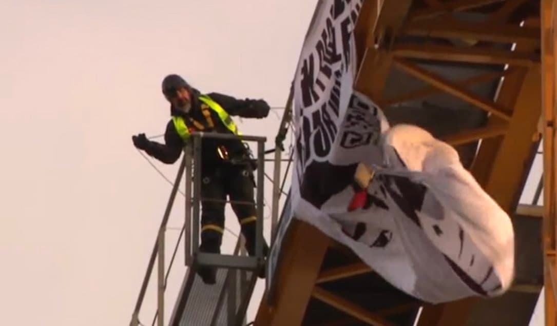 Padre de una víctima de tiroteo en Parkland protesta desde grúa frente a la Casa Blanca