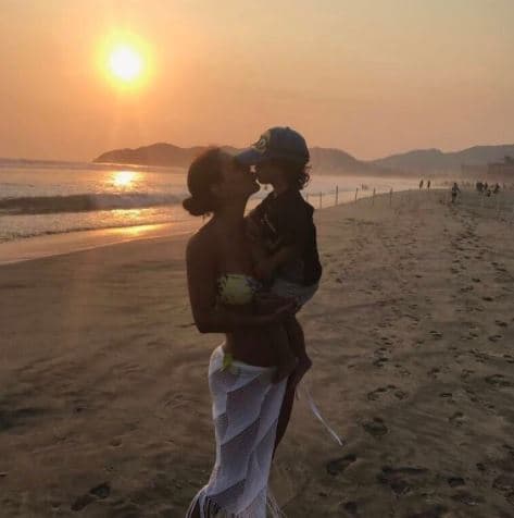 En los audios, Giovanni acusa a la cantante de haberse acostado con su hermano y de haber matado a su hijo; asimismo, la amenaza con "quitarle hasta la risa" y de destruir su carrera, publicó la revista People en Español.