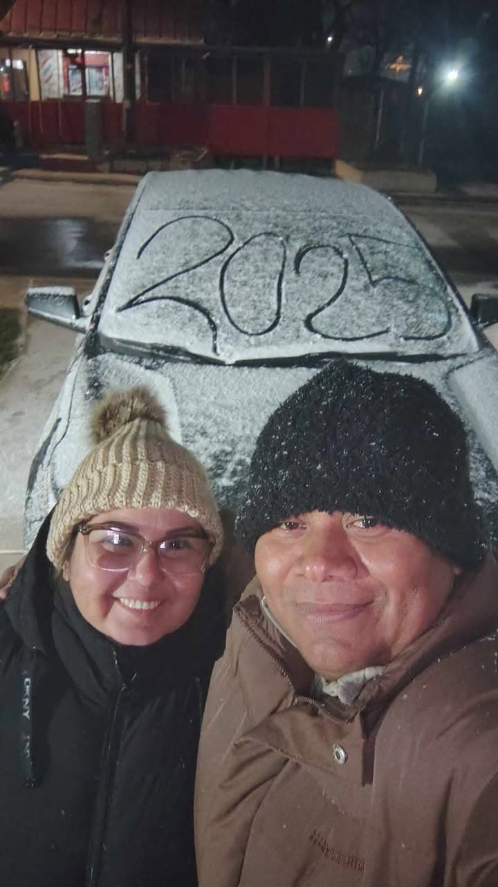 La tormenta invernal trajo una densa capa de nieve que cubrió la ciudad y varias zonas del centro de Texas.
<br>
<br>Usuarios de Univision enviaron las imágenes de cómo vivieron la primer nevada del 2025.