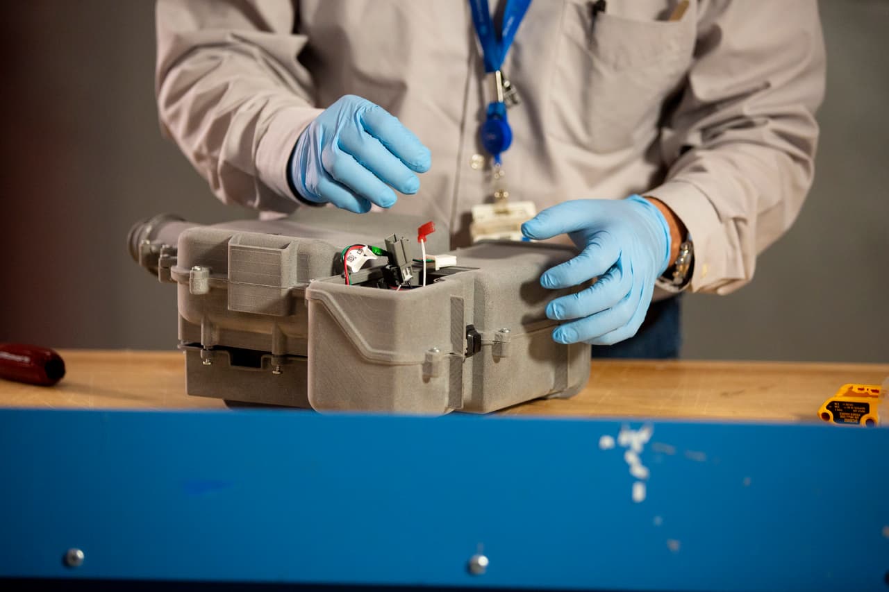 Producción de respiradores con un diseño totalmente nuevo a cargo de Ford. Este dispositivo ayuda a proteger a los profesionales de la salud que están en contacto directo con personas contagiadas.