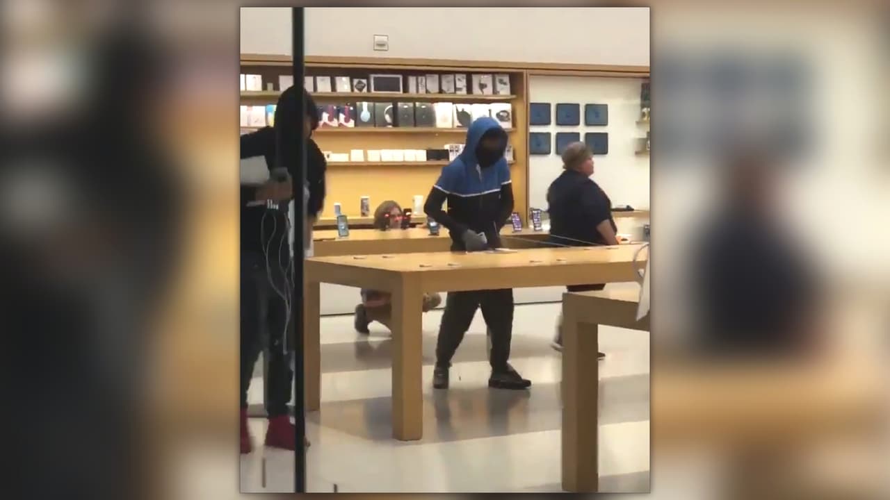 En video: ladrones enmascarados roban cerca de $50,000 en productos de una tienda Apple en Silicon Valley