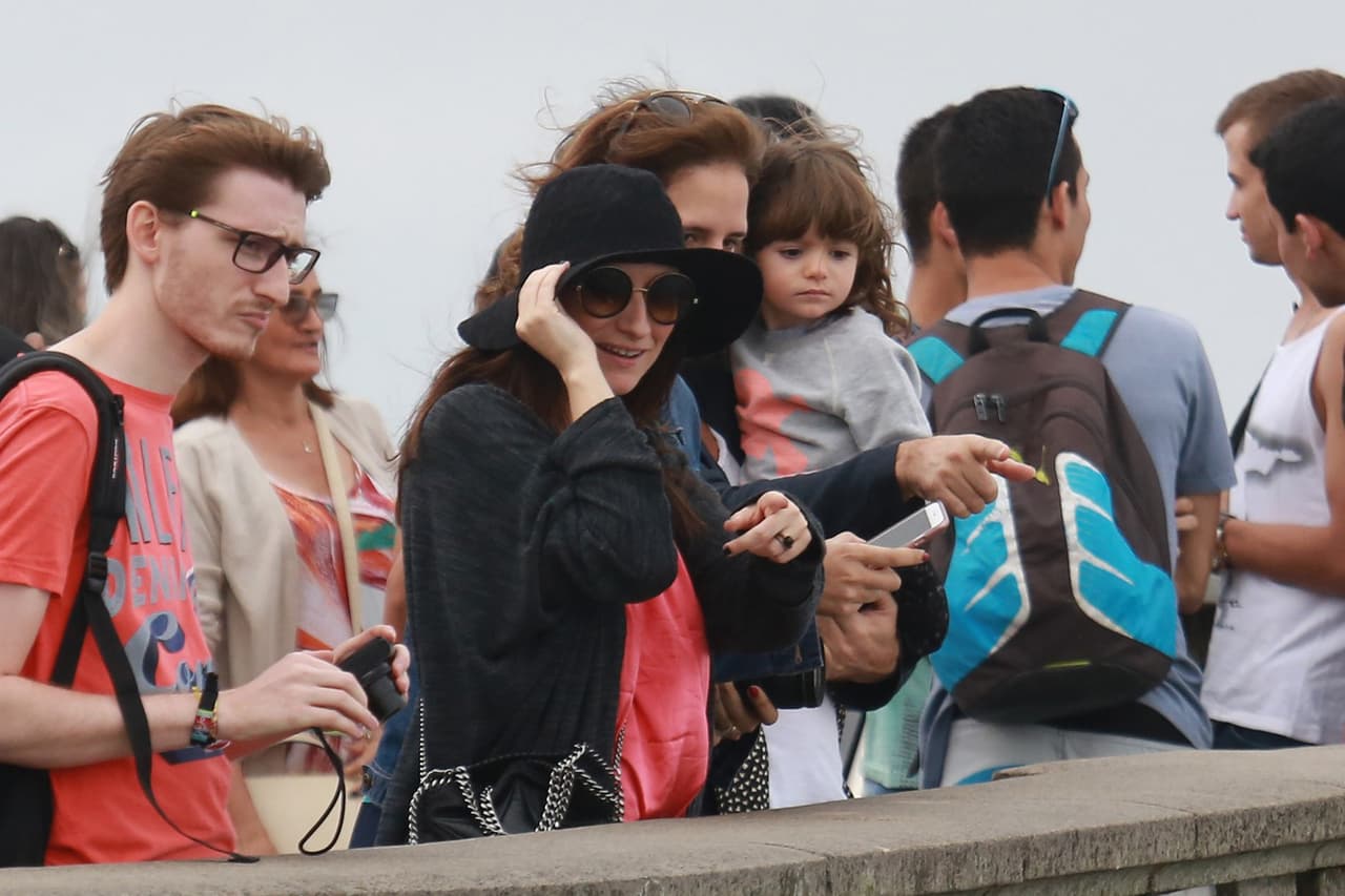 La famosa cantante intentó pasar desapercibida cubriendo su rostro con unas enormes gafas y sombrero.