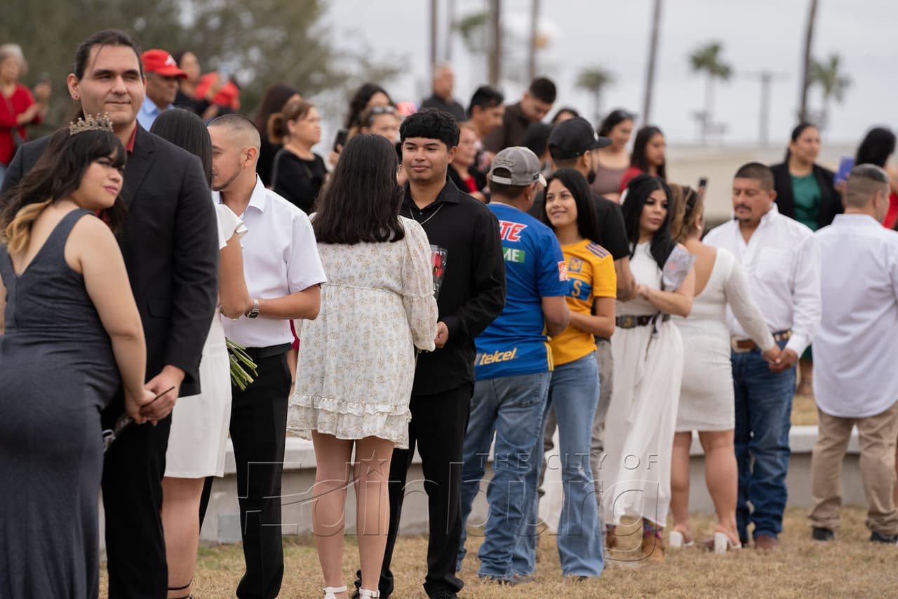 Aunque muchas novias asistieron con vestido de novia blanco, muchas otras decidieron ir más discretas, o como una, que hasta usó una playera de los Tigres para inmortalizar este día tan especial.