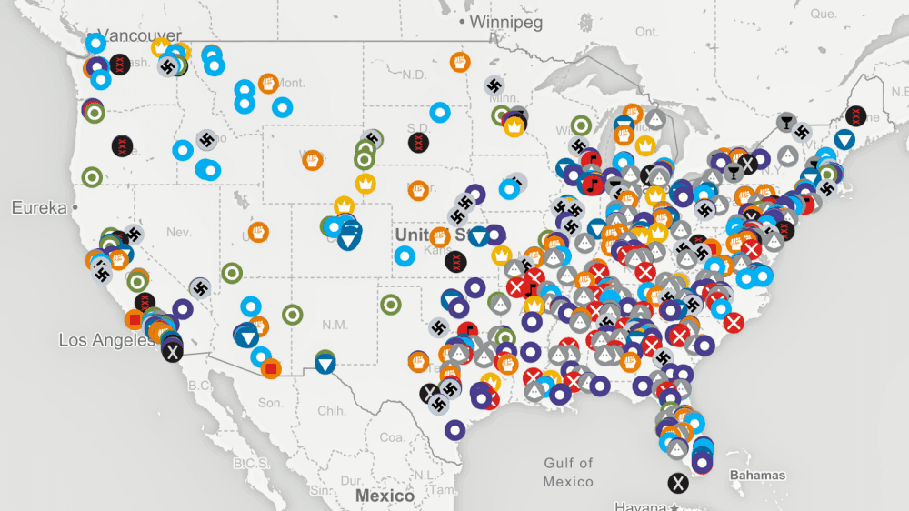 El Southern Poverty Law Center enlista 917 grupos de odio en todo el país.