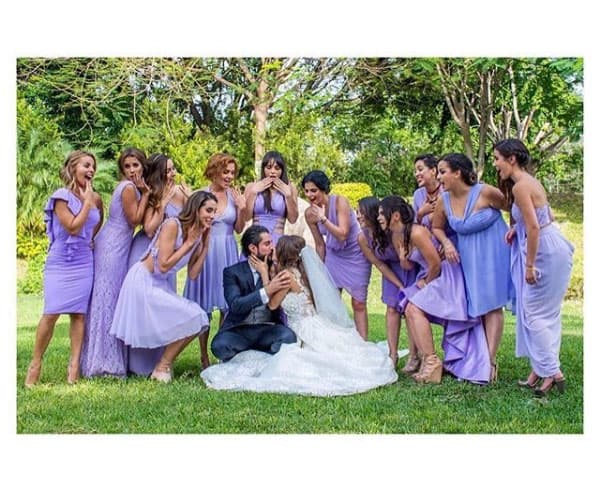 Las damas de honor utilizaron color lila en sus vestidos.