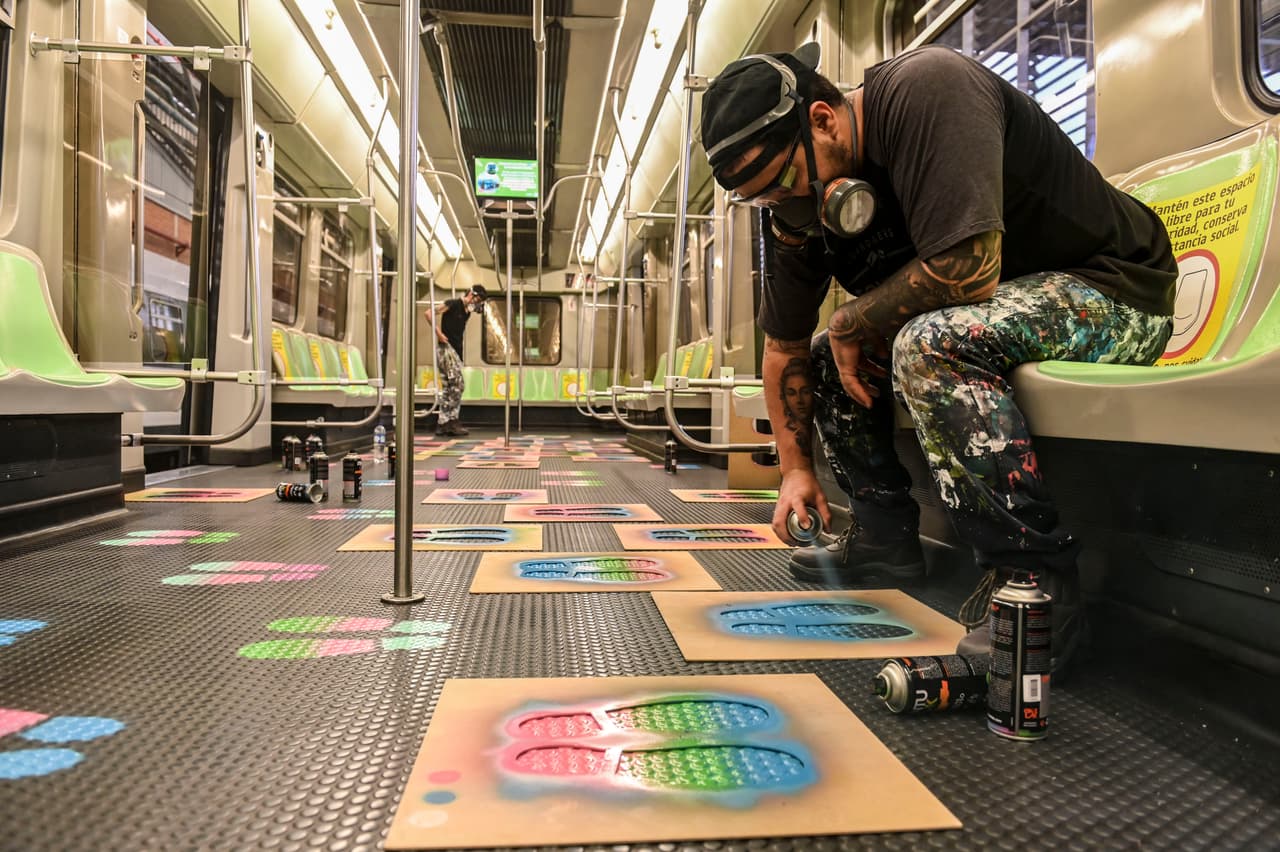 Un grupo de artistas de graffiti pintaron huellas en un vagón de metro de Medellín, Colombia, el 4 de mayo. Con esta iniciativa el sistema de transporte de la ciudad sudamericana indica a los pasajeros donde deben situarse para mantener la distancia social necesaria y evitar la propagación del covid-19.
<a href="https://www.univision.com/noticias/salud/mapa-actualizado-del-coronavirus-cifras-de-casos-confirmados-y-fallecidos"><u>Vea aquí nuestro mapa actualizado del coronavirus: cifras de casos confirmados y fallecidos</u></a>
<br>
