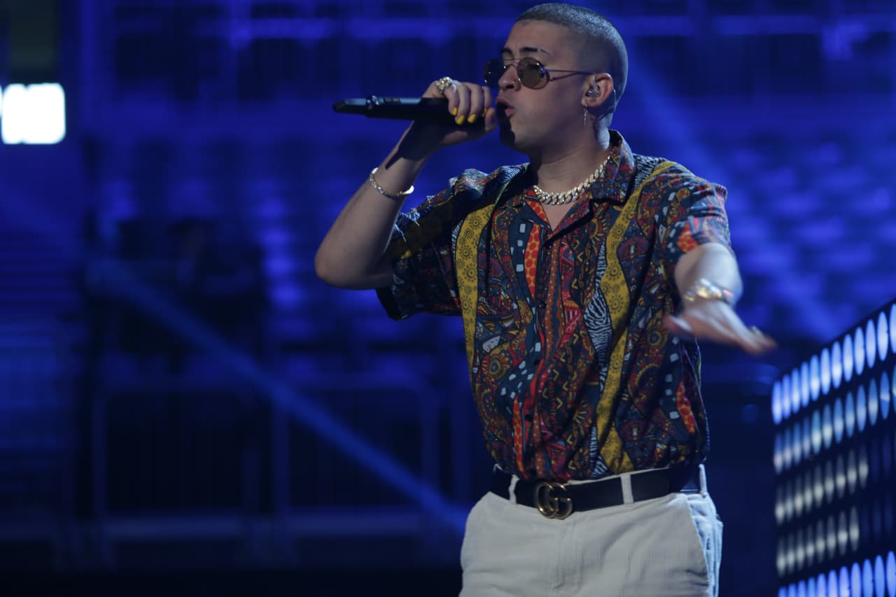 El intérprete de diversos géneros urbanos como rap, trap y hip-hop desbordó energía durante su participación en el ensayo.