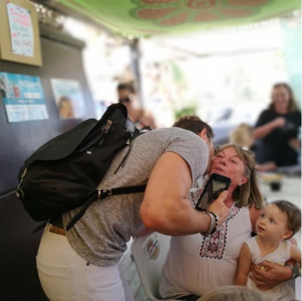 Sebastián subió una serie de fotografías a su Instagram, donde plasmó la gran satisfacción de hacer un viaje para ver a sus padres: "Sorprender a los que amas debería ser una obligación. Es algo que reconforta el alma".