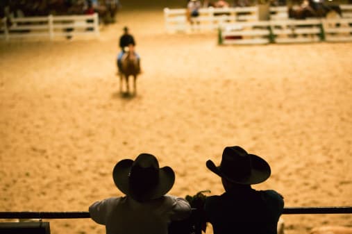 <b>Eventos de rodeo</b> 
<br>Las personas podrán participar de estos eventos a partir del 22 de mayo. Se permiten espectadores, siempre que los lugares cerrados limiten el número de espectadores a no más de más del 25% de la ocupación total del lugar, y los lugares al aire libre pueden operar hasta en un 25% del límites operativos normales. 
<br>Se requiere que todos los participantes mantengan seis pies de distancia entre individuos. Las reuniones más grandes que incluyen un evento de rodeo o ecuestre, como una feria del condado, no son autorizados en el momento