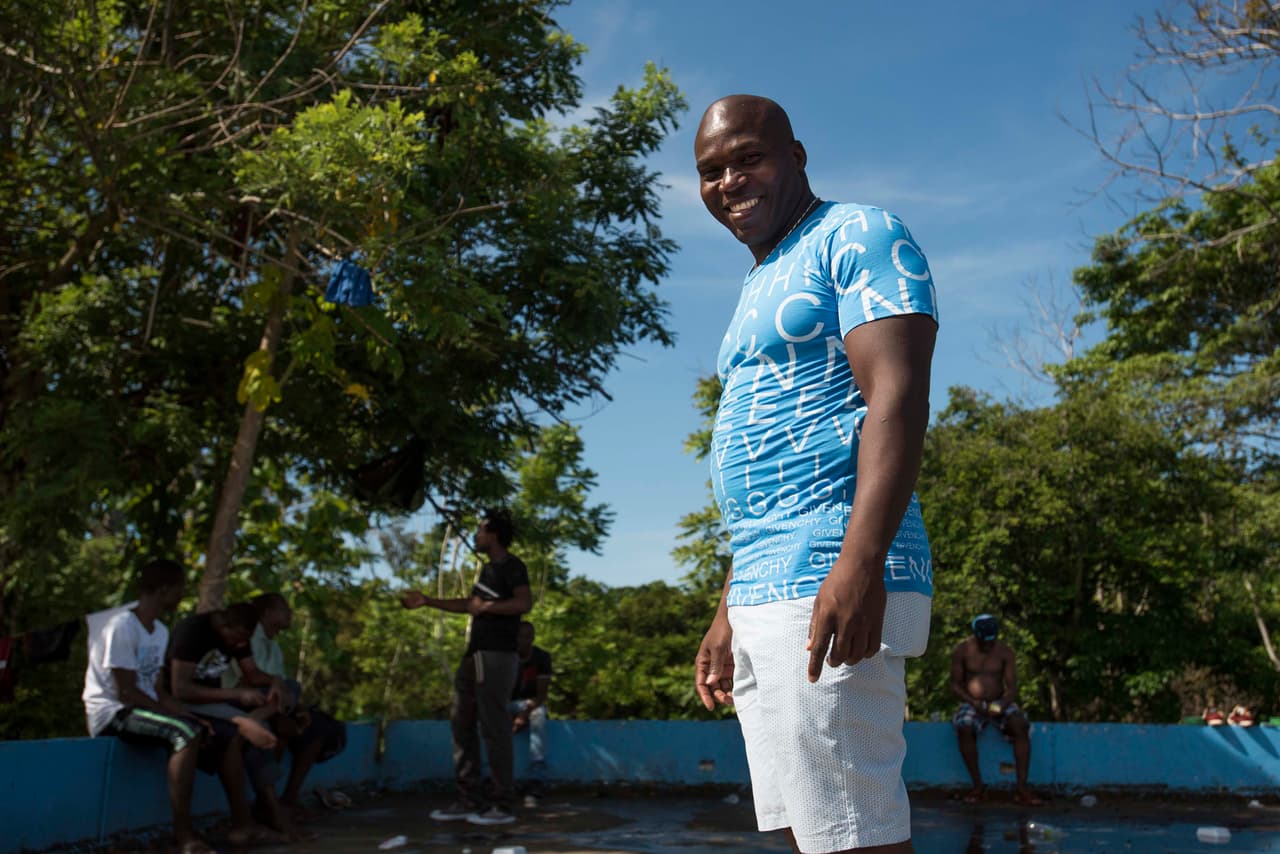 Muchos de los inmigrantes viajan sin pasaporte y no quieren revelar su país de origen para no poder ser deportados.