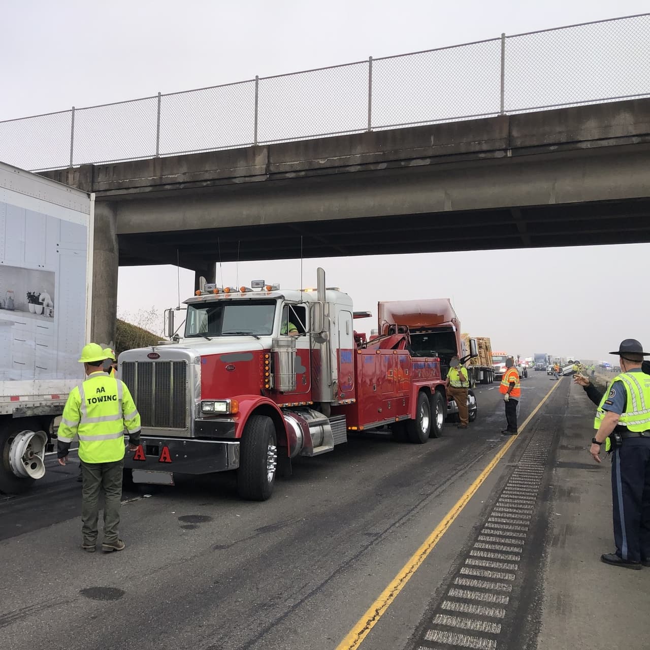 El tránsito se desvió hacia la autopista 99E y se pidió a los conductores que tomaran vías alternas. “Sea paciente y reduzca la velocidad”, pidieron las autoridades de transporte vía Twitter.
<br>