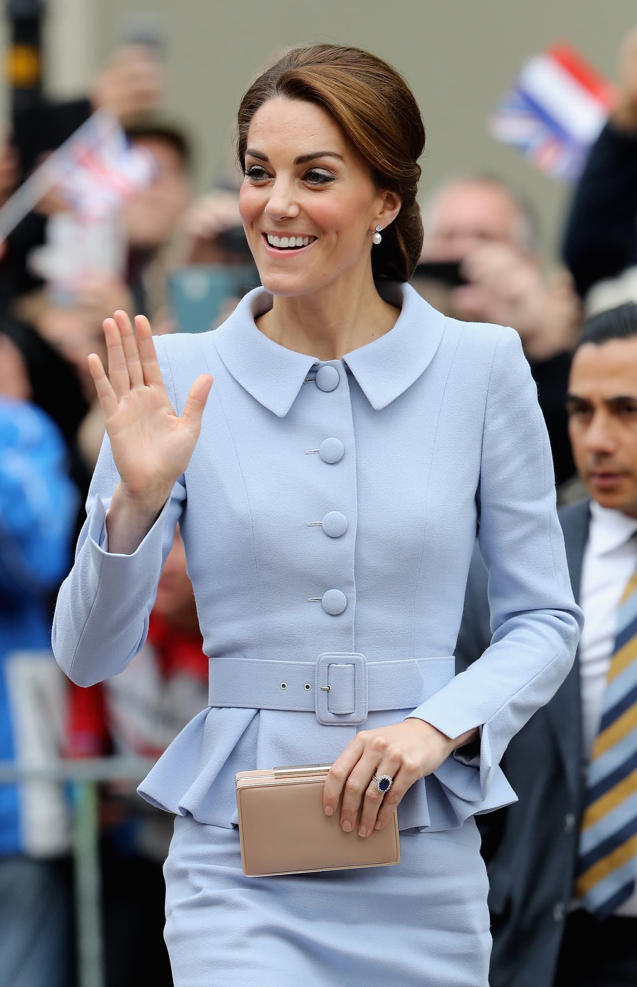 Kate usó un encantador traje azul celeste.