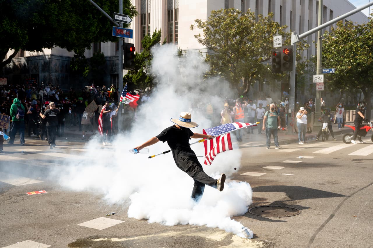 La protesta 
<a href="https://www.univision.com/local/los-angeles-kmex/no-kings-miles-protestan-sur-de-california-politicas-trump-fotos">“No Kings” en el centro de Los Ángeles</a> se tornó violenta cuando la 
<b>policía lanzó gas lacrimógeno</b> cerca del Edificio Federal, tras reportes de objetos arrojados por algunos manifestantes.